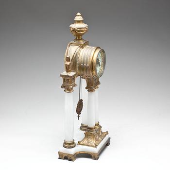 BORDSPENDYL, neo-klassicistisk stil. 1800-talets slut.