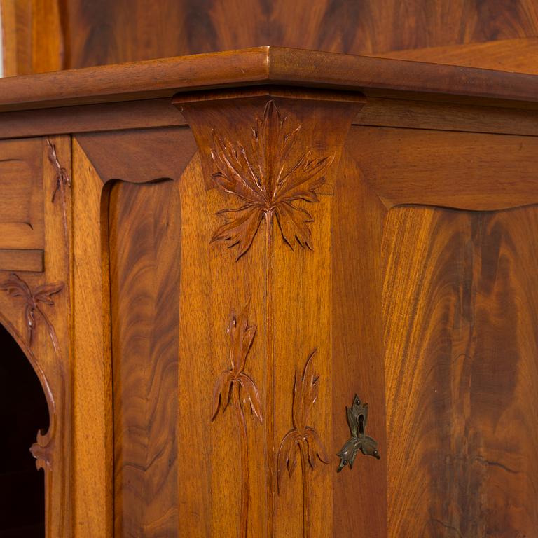 Karl Tirén, An Art Nouveau mahogany cabinet by A.B Naeslunds Möbelfabrik, Umeå, Sweden, approx. 1901.