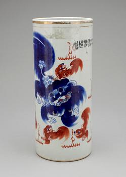 PENSELVAS och BOJAN, Kina, porslin, 1900-talets första hälft.