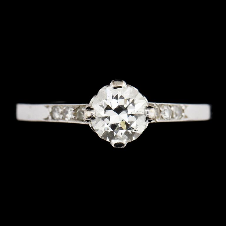 RING, 18k vitguld med briljantslipad diamant ca 0.6 ct samt 6 små åttkantslipade diamanter. Vikt 2 g.