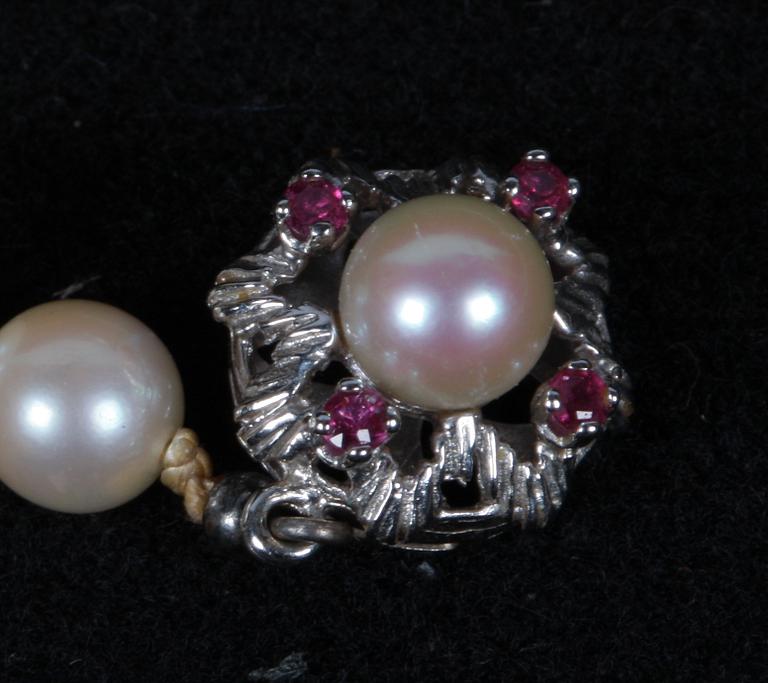 PÄRLCOLLIER, lås av vitguld 18K, 1900-tal.