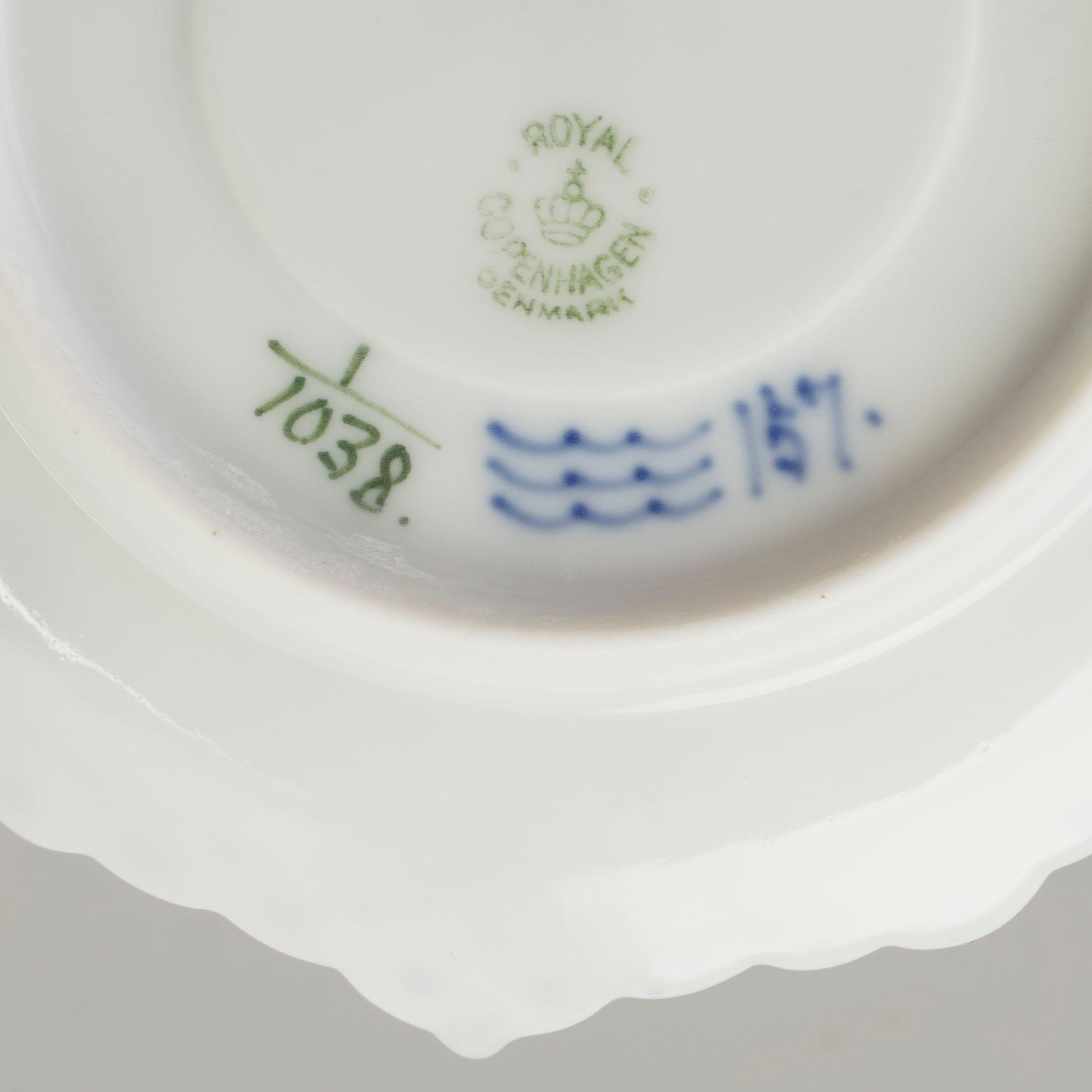 21 pieces of porcelain tableware from Royal Copenhagen, model "Musselmalet", 20th century.