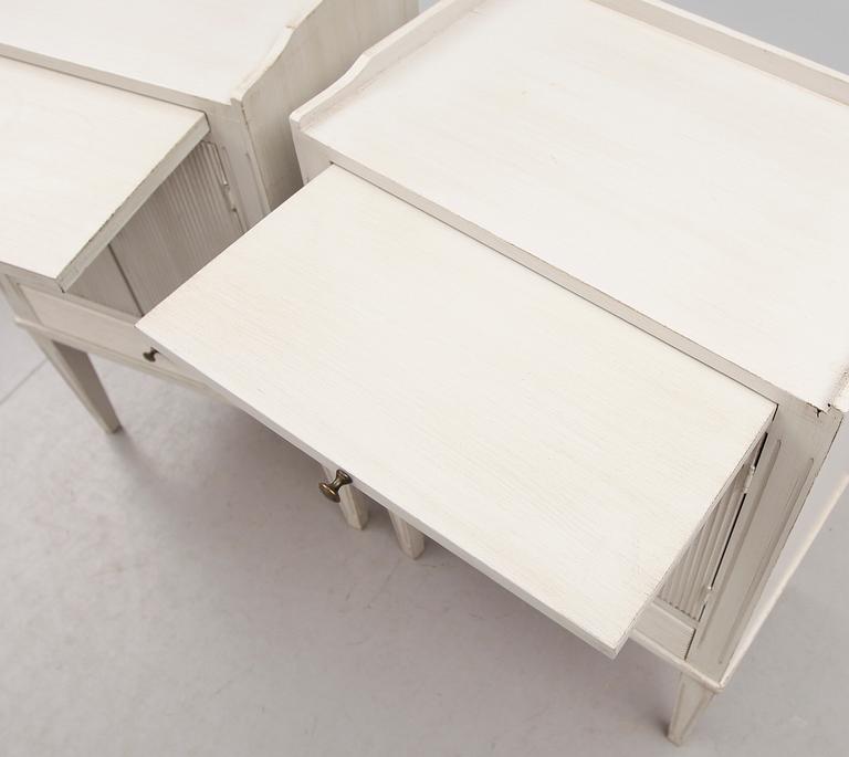 SÄNGBORD, 1 par, gustaviansk stil, 1900-talets andra hälft.