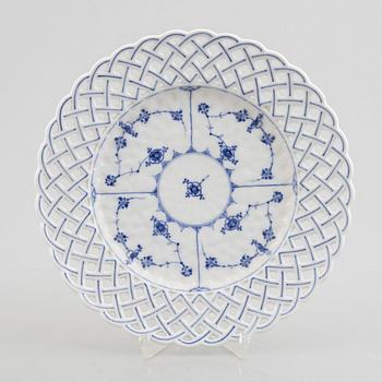 A 'Blue Fluted' / 'Musselmalet' porcelain fruit basket with stand, Royal Copenhagen, 19th century.