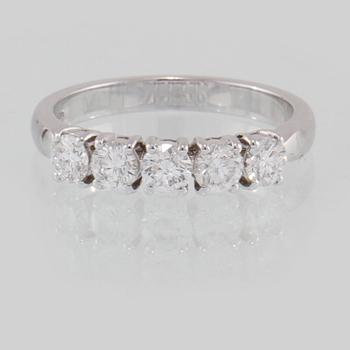 RING, 18k vitguld med 5 briljantslipade diamanter,1.01 ct. Vikt 3,9 g.