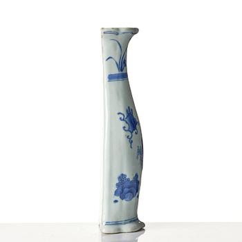A blue and white pear shaped wall vase, Transition, 17th century.