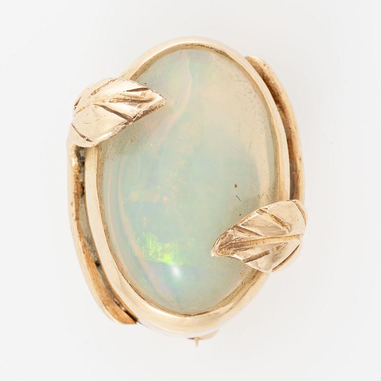 Brooch, 18K gold in the form of a leaf with opal.