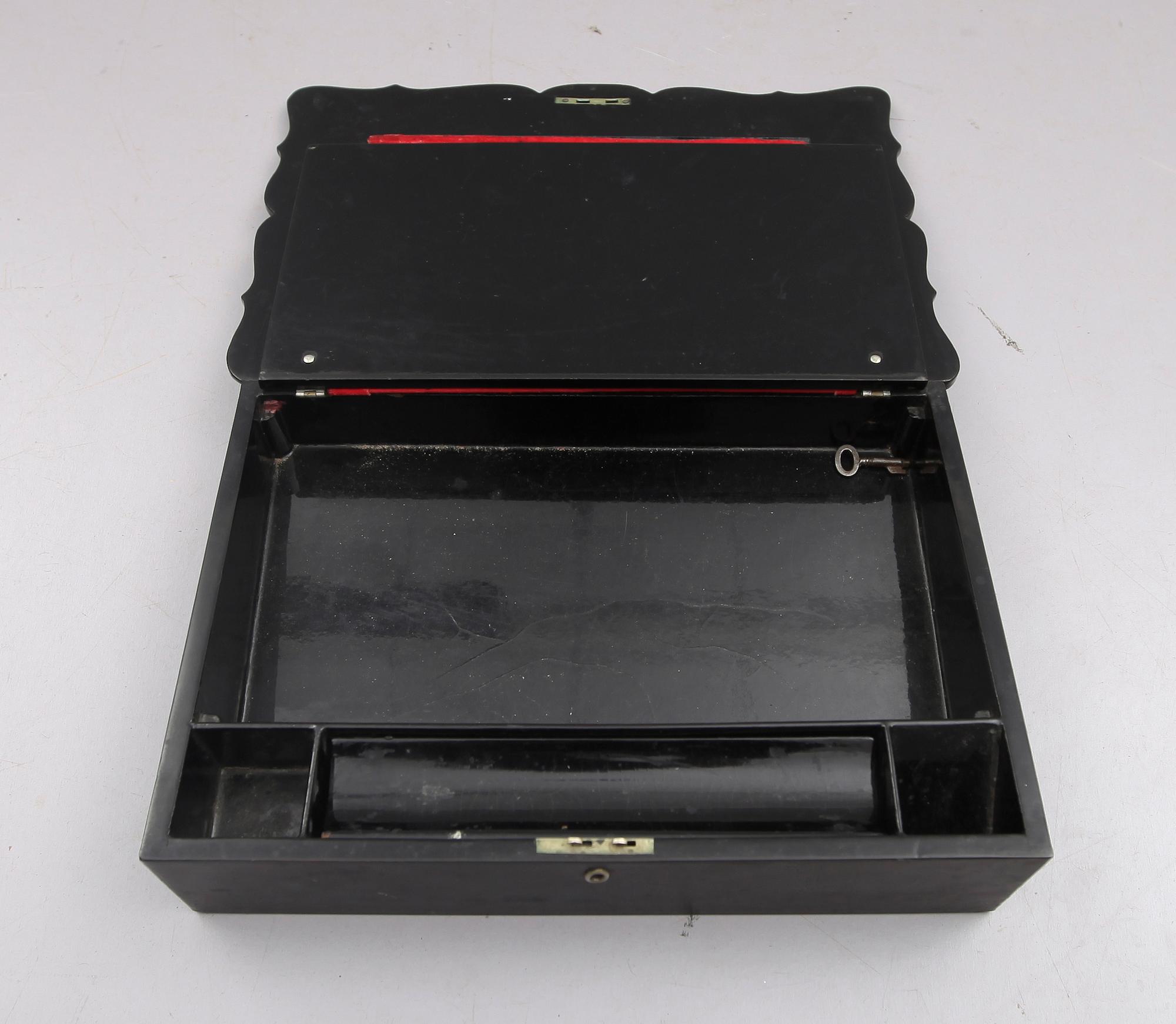 DAMSKRIVLÅDA, papier maché, omkring år 1900.