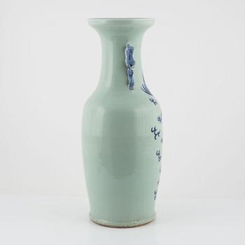 A large vase, late Qing dynasty.