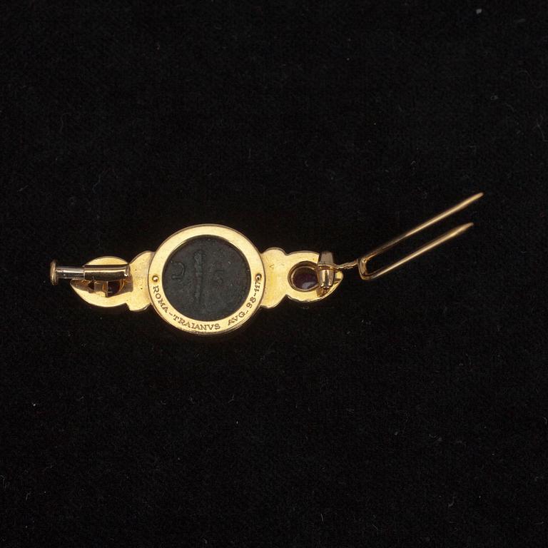 BROSCH, guld 18K, röda stenar samt keramik.