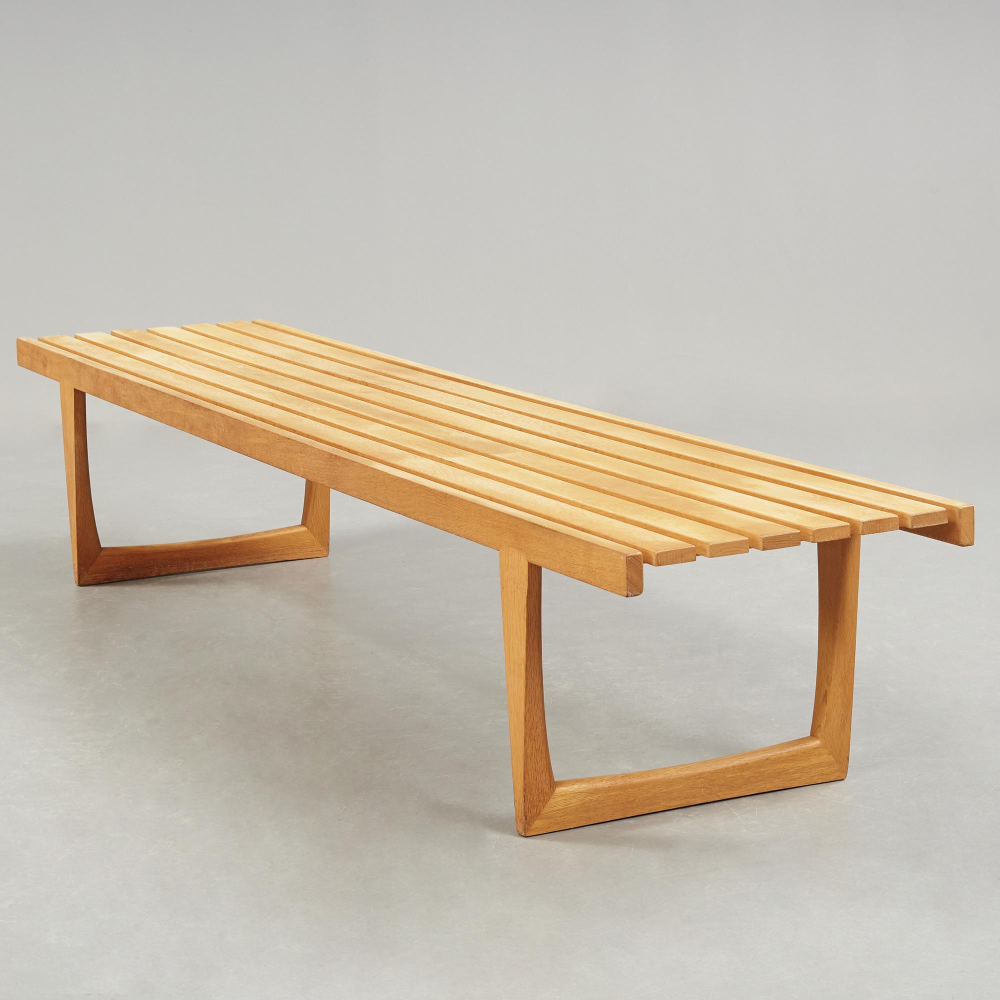 A bench "Tokoy" by Yngvar Snadström, Triva-serien for NK.