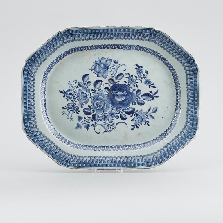 STEKFAT, porslin, Kina, Qianlong 1736-1795.