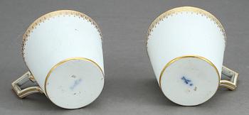 KOPPAR MED FAT, ett par, Meissen, tidigt 1800-tal.
