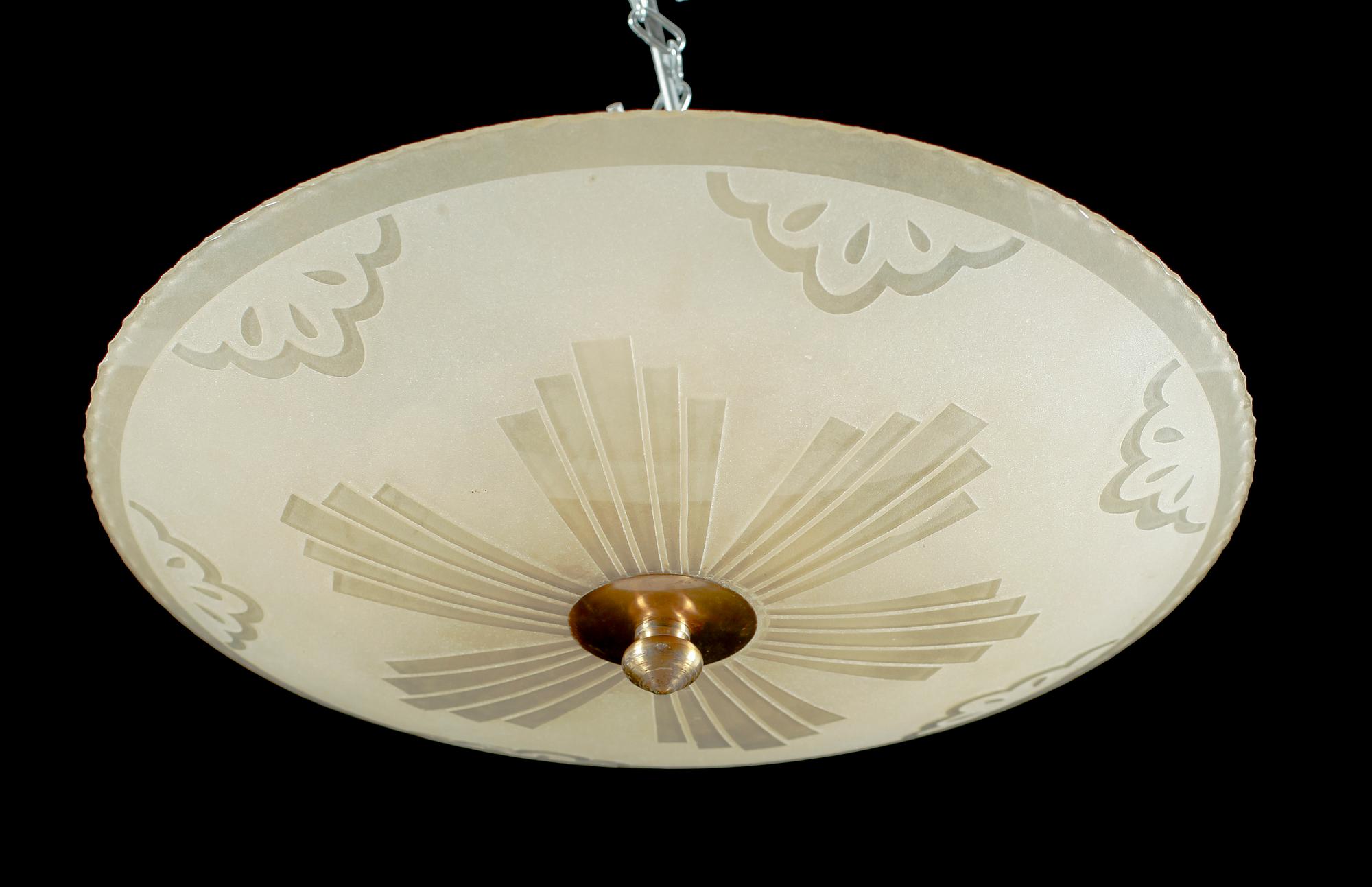 TAKPLAFOND, råglasskiva, 1900-talets första hälft. Höjd ca 20 cm.