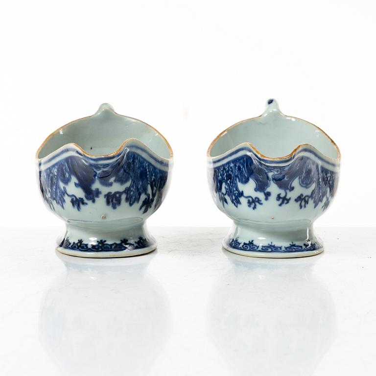 A pair of Chinese blue and white porcelain sauce boats, Qing dynasty, Qianlong (1736-95).