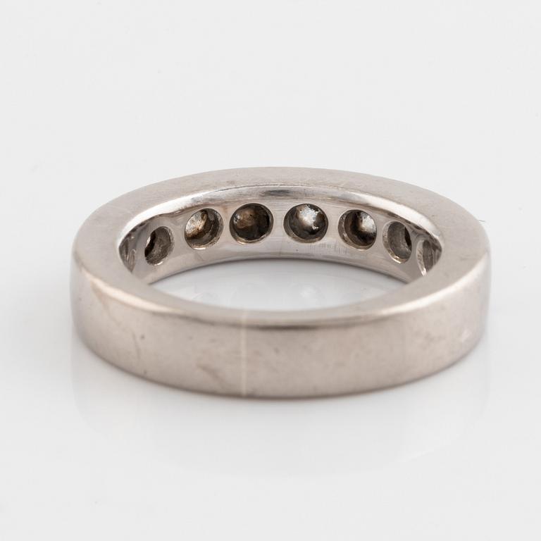 An 18K white gold ring set with round brilliant-cut diamonds.