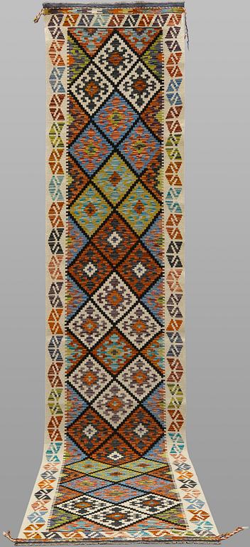 A Kilim runner, approx. 394 x 83 cm.