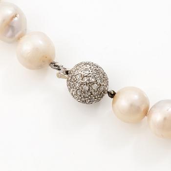 Two pearl necklaces with cultured freshwater pearls, two 18K white gold clasps set with small diamonds.