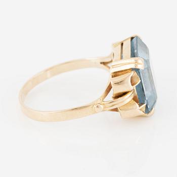 Ring 18K gold with a blue synthetic stone.