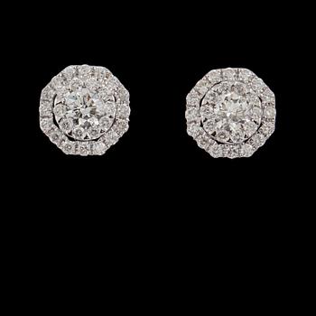 ÖRHÄNGEN, 18k vitguld med briljantslipade diamanter 0.82 ct. Vikt 2.6 ct.