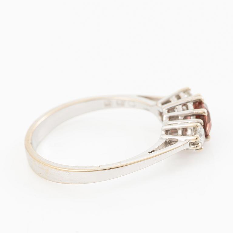 Ring 18K vitguld med turmalin och briljantslipade diamanter.