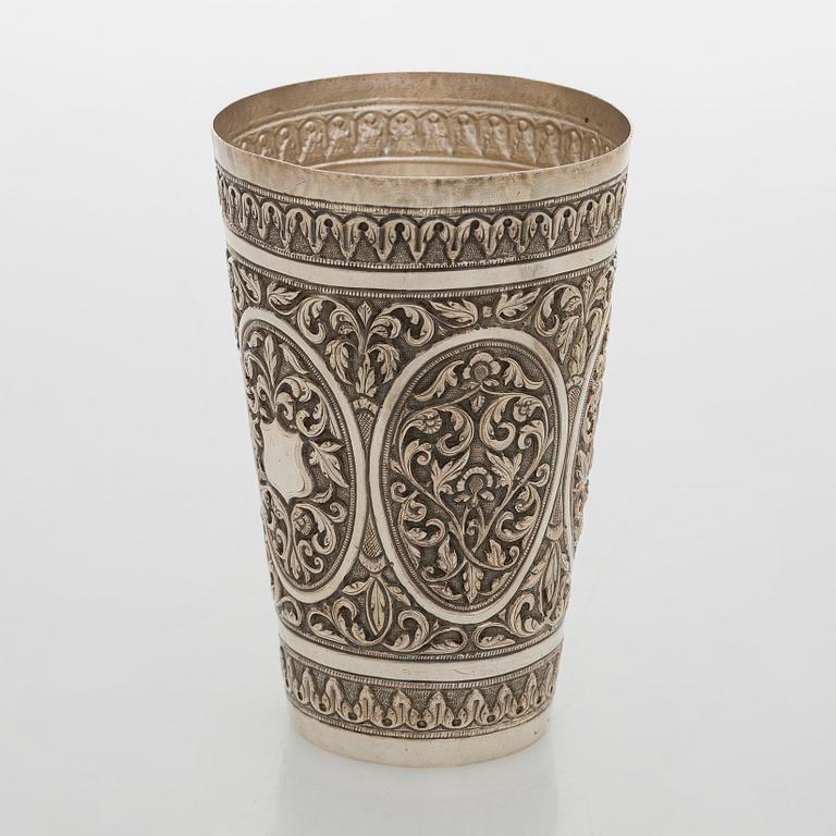 Bägare, silver, Bhuj, Indien kring sekelskiftet 1900.