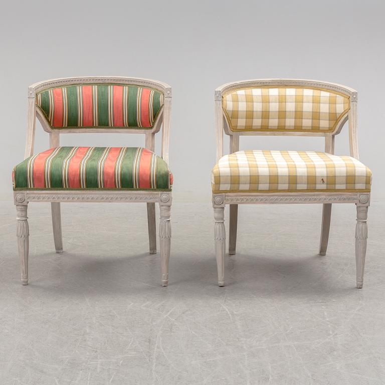KARMSTOLAR, ett par, sengustaviansk stil, 1800-tal.
