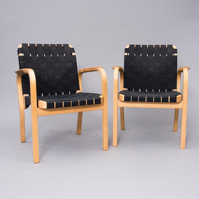 KARMSTOLAR, ETT PAR, modell 45, Alvar Aalto, Artek. Modellen formgiven 1947.