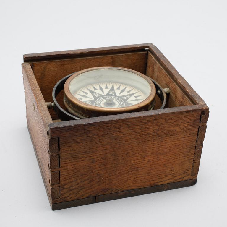 A compass by Iver C. Weilbach, Copenhagen, around turn of the century 1900.