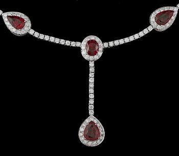 A ruby, tot .app. 15 cts, and brilliant cut diamond necklace, tot. 6.50 cts.