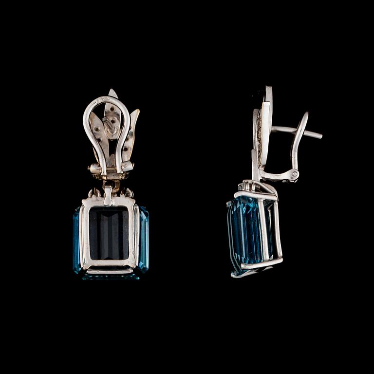 A PAIR OF EARRINGS.