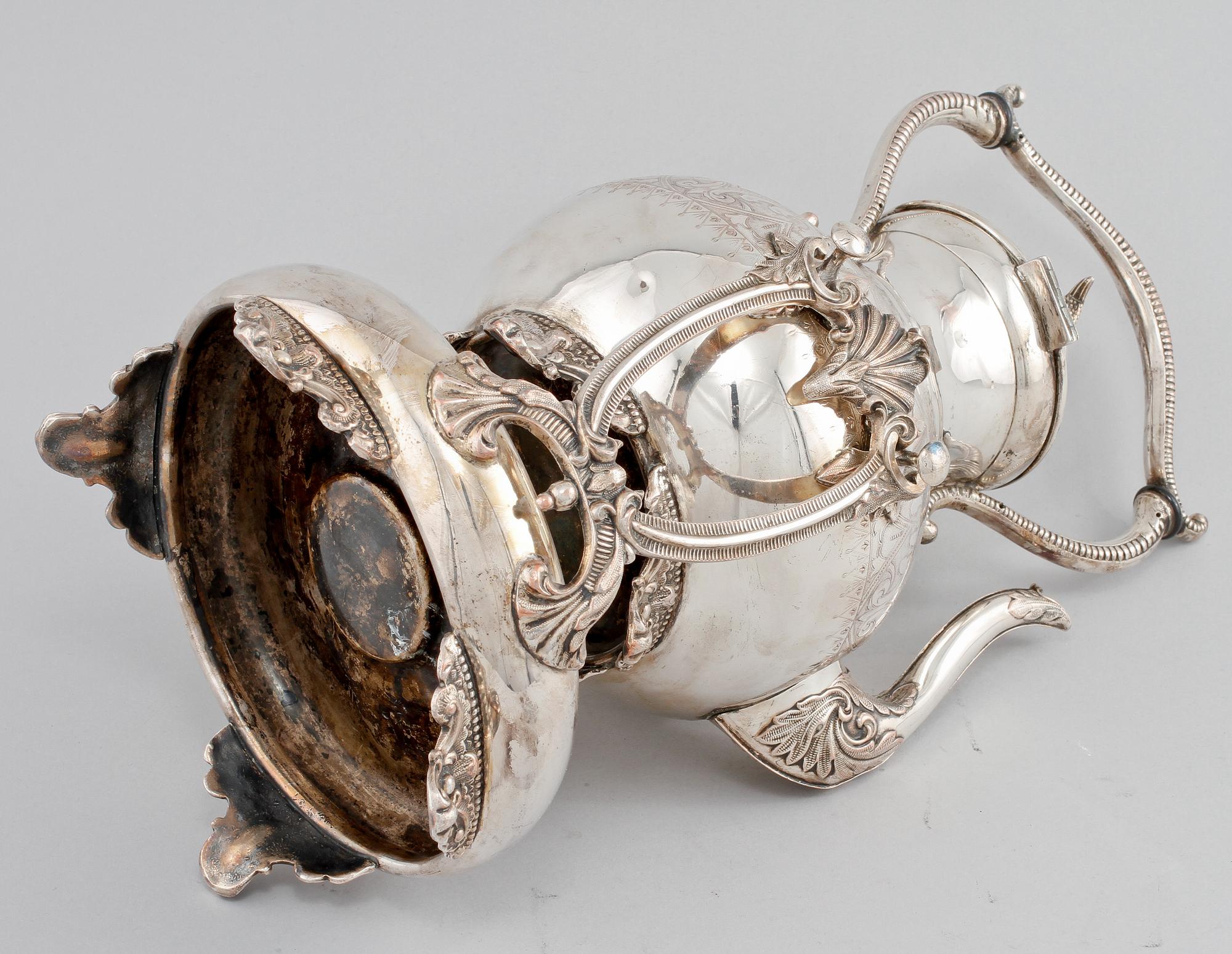 SAMOVAR PÅ RECHAUD, nysilver, omkring 1900.