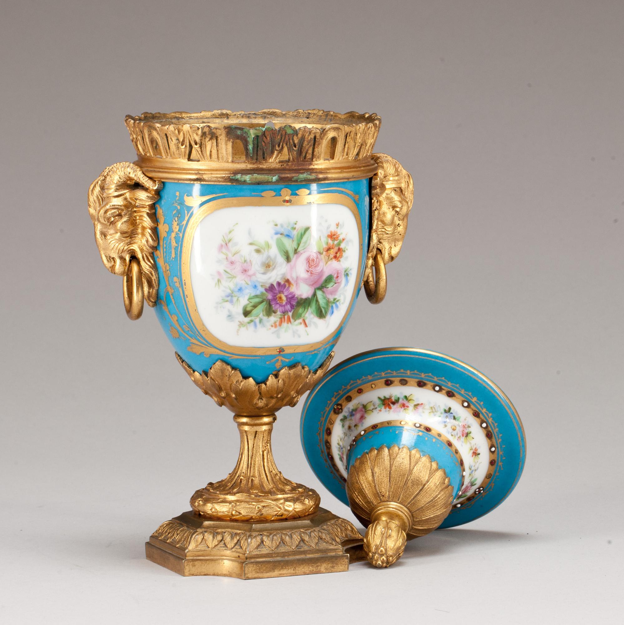 LOCKURNA, porslin och förgylld brons, Louis XVI-stil, Frankrike, sent 1800-tal.