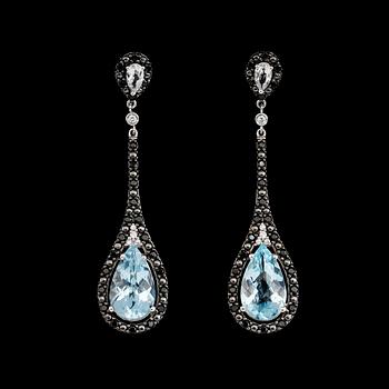 ÖRHÄNGEN, 10K vitguld, blå och vita topaser tot ca 15.00 ct, svarta spineller tot ca 0.70 ct.