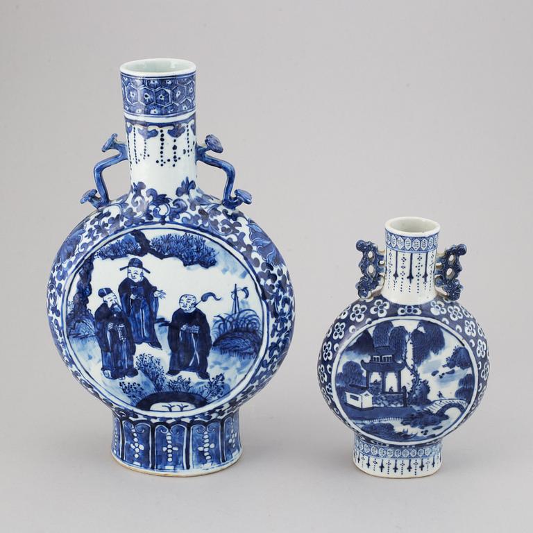 Two blue and white moon flasks, Qing dynasty, 19th Century.