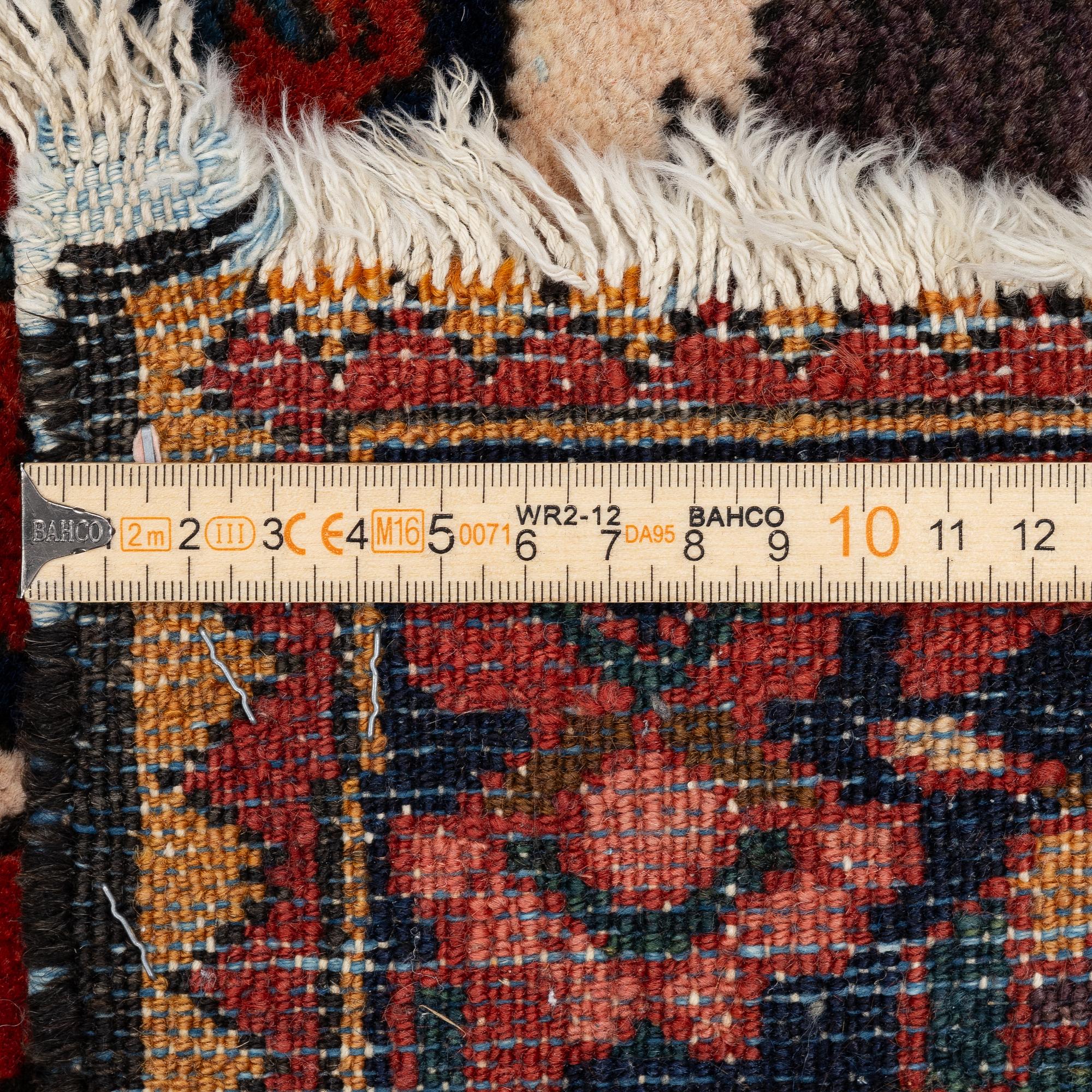 Carpet, semi-antique Chahamahal  Bakhtiari, approx. 220 x 155 cm.