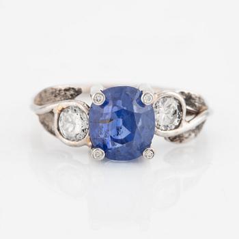 Ring with sapphire and brilliant-cut diamonds.