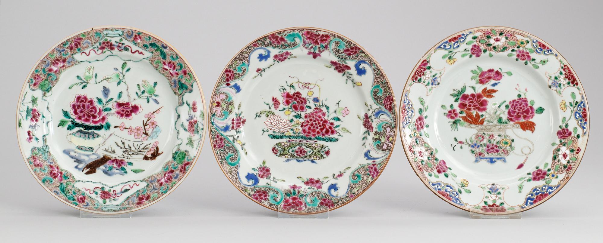 TALLRIKAR, tre stycken, kompaniporslin. Qing dynastin, Qianlong (1736-95).