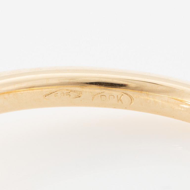 Ring in 14K gold with an oval-cut morganite and brilliant-cut diamonds.