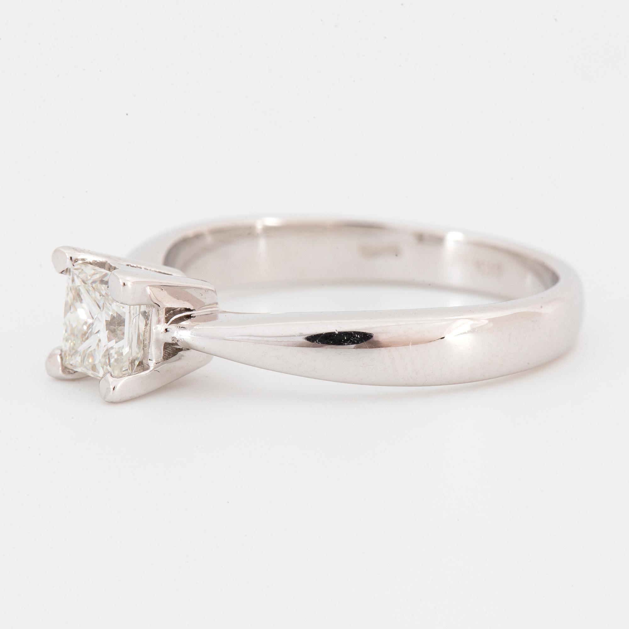 Princess-cut 0,70 ct diamond ring. GIA- report.
