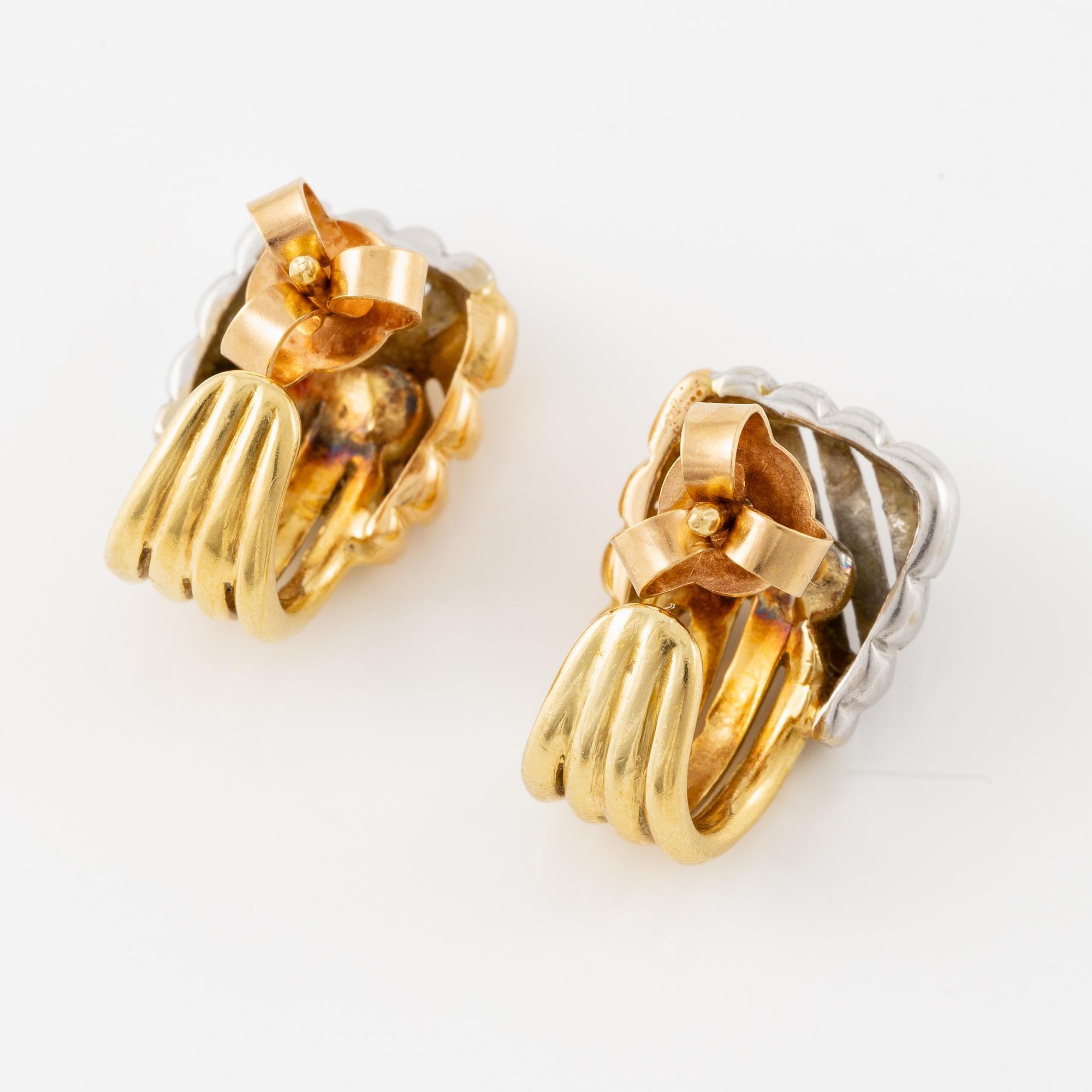 A pair of earrings 18K gold.