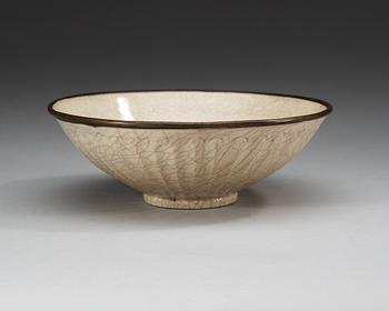 A Guan-type glazed bowl, Song dynasty (960-1279).