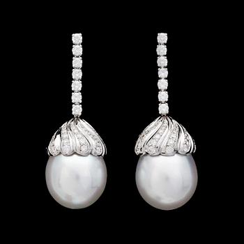 ÖRHÄNGEN, odlade South sea pärlor, 14, 4 mm. med briljantslipade diamanter, tot. ca 1.45 ct.