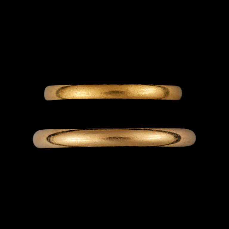 RINGAR, 2 st, 20 k, respektive 23 k guld, Stockholm, 1946. Vikt ca 6,5 gram.