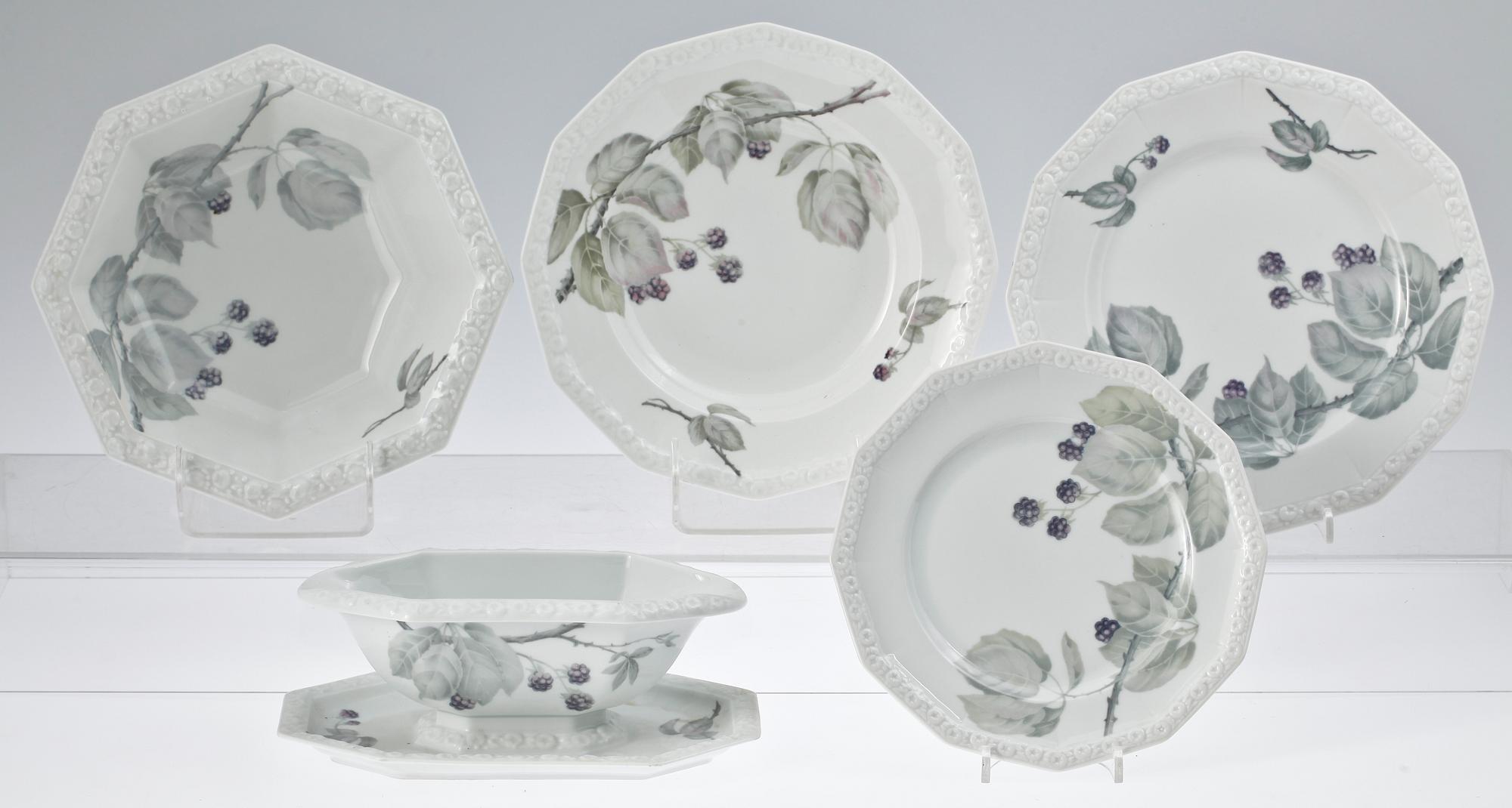 TE- KAFFE- OCH MATSERVIS, 88 delar, porslin, "Maria Björnbär" Rosenthal.