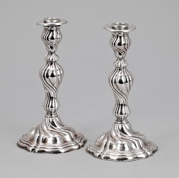 LJUSSTAKAR, ett par, sterlingsilver, rokokostil, 1900-tal. Importstämplar.