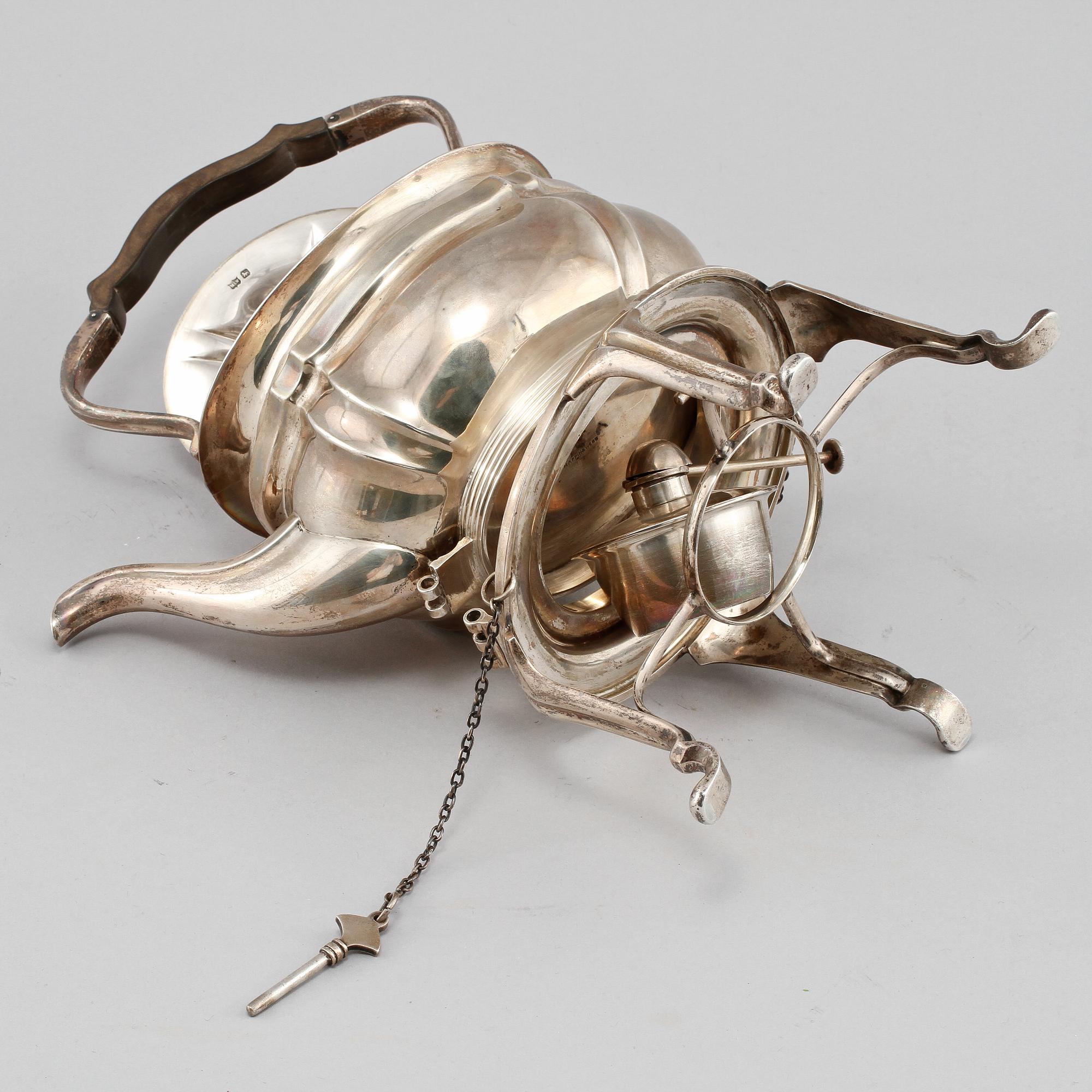 TEKÖK PÅ RECHAUD, silver, Mappin Webb, Sheffield, England, 1908. Vikt 1 280 g.