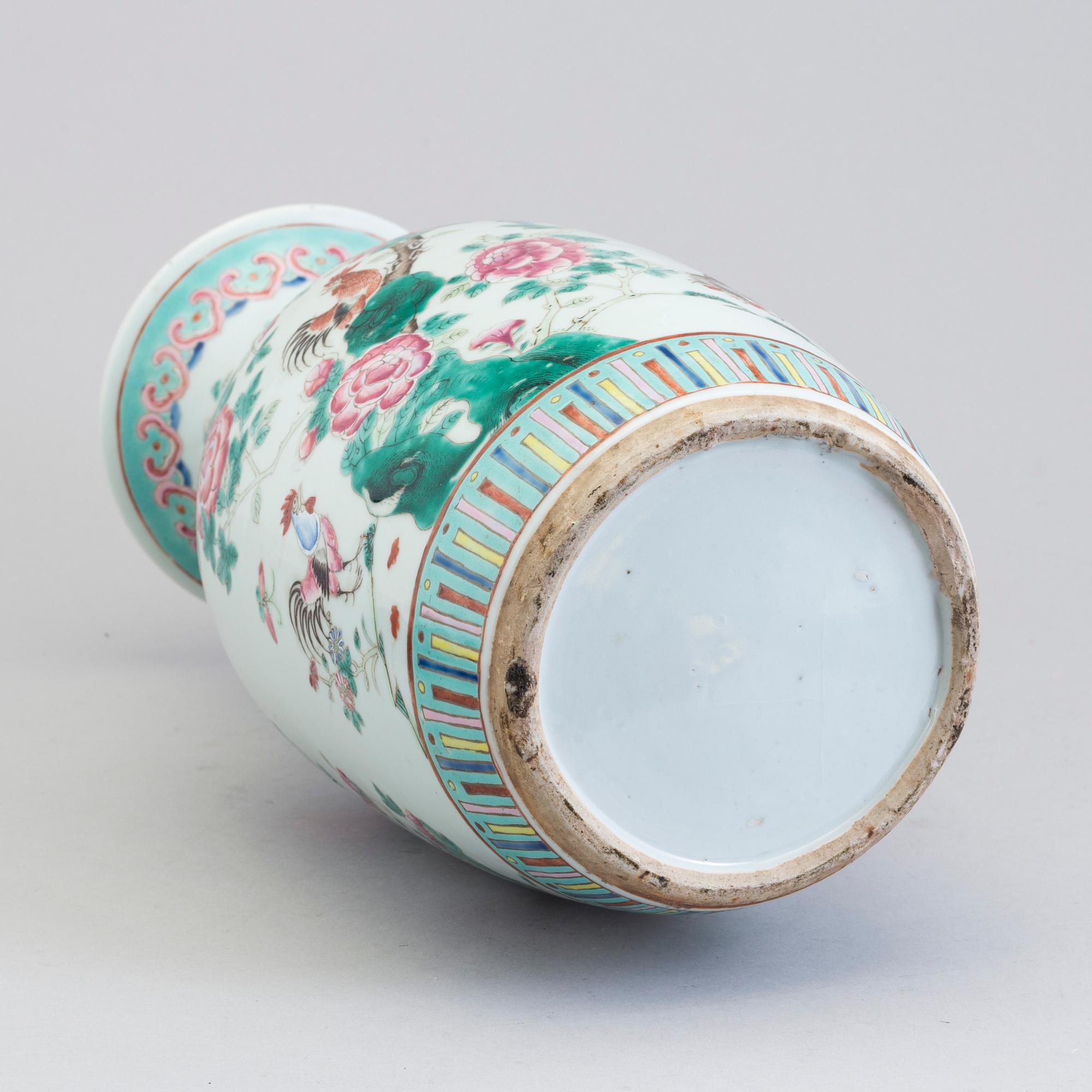 A large Chinese famille rose porcelain vase, Qing dynasty, second half of the 19th century.