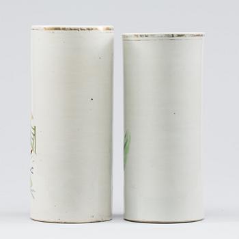 PENSELVASER, 2 st, porslin, Kina 1800-talets slut.