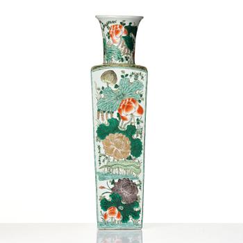Vas, porslin. Qingdynastin, 1800-tal.